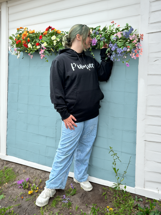 Pionier Hoodie Schwarz – Offizielles Fabrice Richter-Reichhelm Merchandise