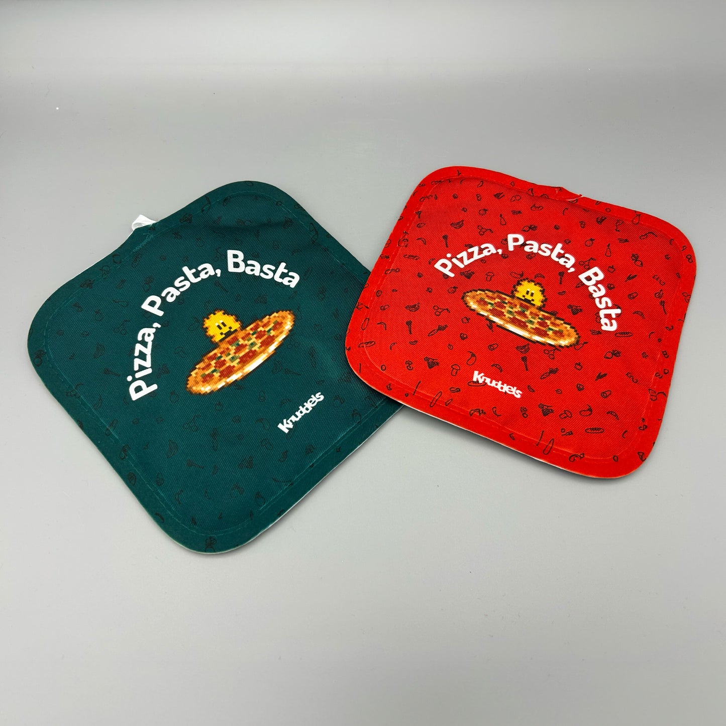 đ Knuddels Topflappen-Set âPizza, Pasta, Basta!â â 2er-Set in GrĂŒn & Rot