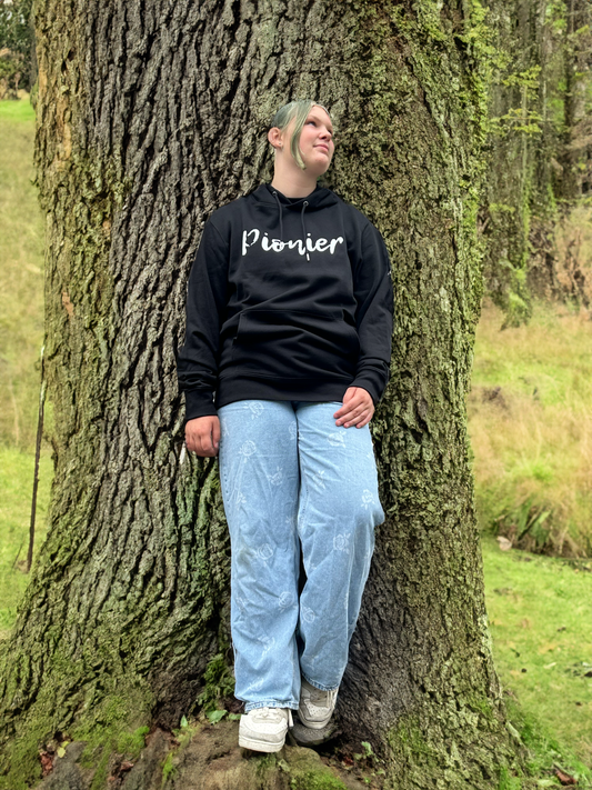 Pionier Hoodie Schwarz – Offizielles Fabrice Richter-Reichhelm Merchandise