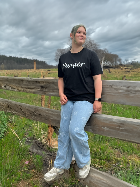 Pionier T-Shirt Schwarz – Offizielles Fabrice Richter-Reichhelm Merchandise