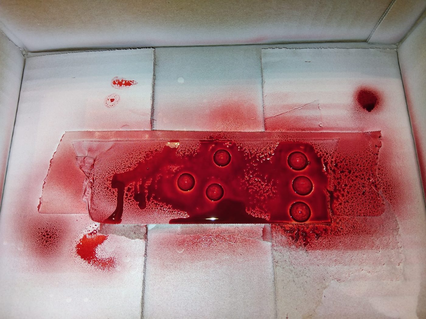 Mit Airbrush zu Blutstropfen veredelt