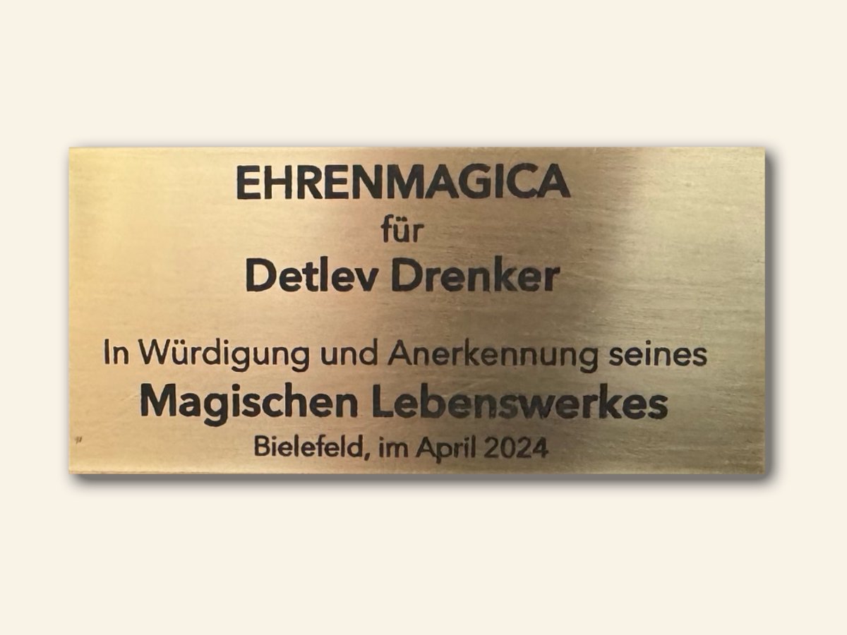 Graviertes Schild der EHRENMAGICA für Detlev Drenker