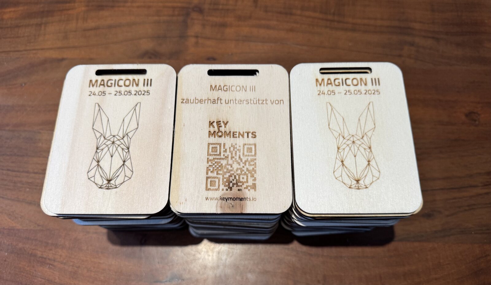 Konferenz-Badges aus Sperrholz für die MAGICON III