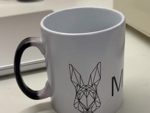 Im Sublimationsdruck veredelte Zaubertasse mit MAGICON-Hase – Kongress-Geschenk der MAGICON III