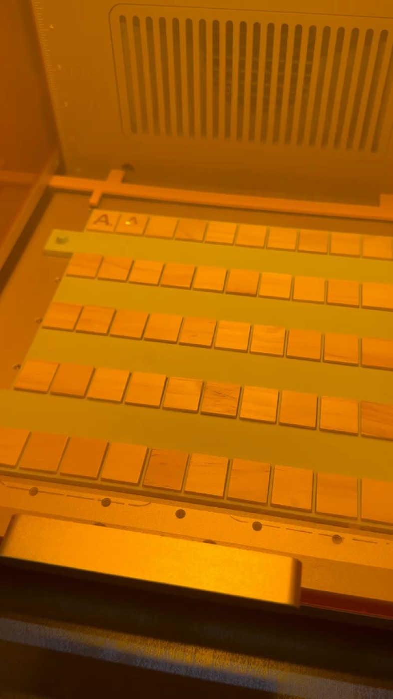 Der xTool F2 Ultra UV graviert die Scrabble-Steine