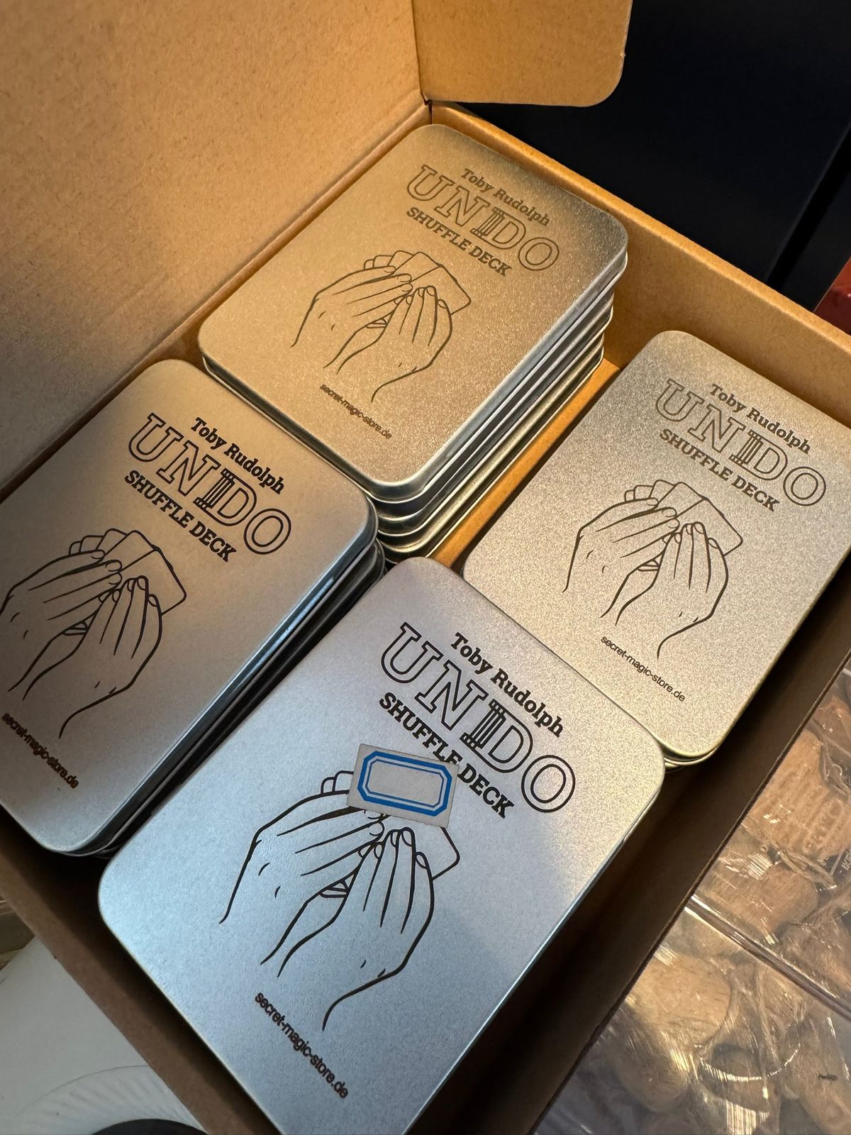 Gravierte Verpackungen für das „Undo Shuffle Deck“ von Toby Rudolph