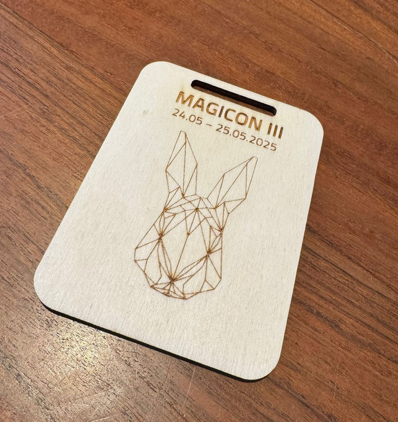 Gelasertes Konferenz-Badge aus Holz für die MAGICON III mit geometrischem Hasen-Motiv